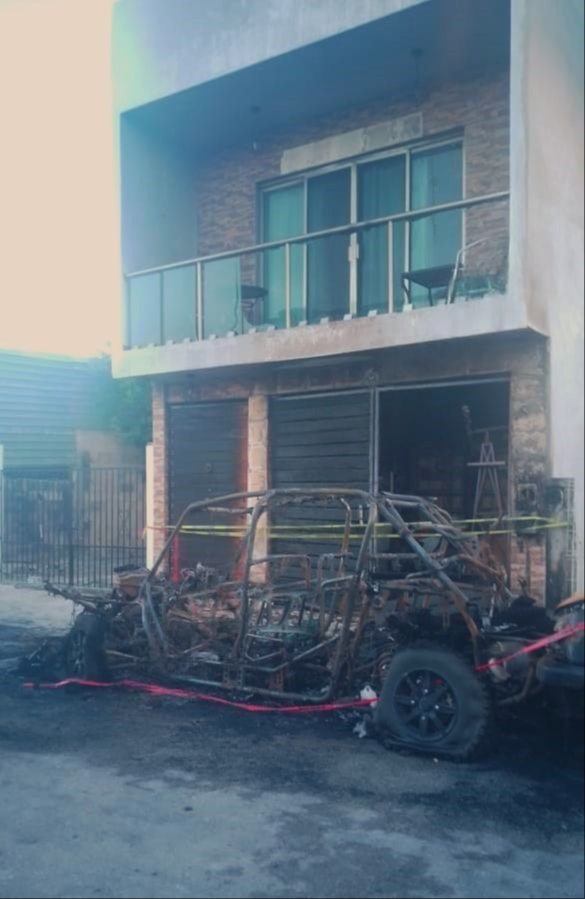 El coche junto a la vivienda fue consumido por completo por las llamas El coche junto a la vivienda fue consumido por completo por las llamas