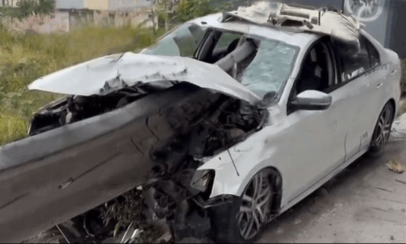 El conductor salió por su propio pie del auto que quedó atravesado a la mitad