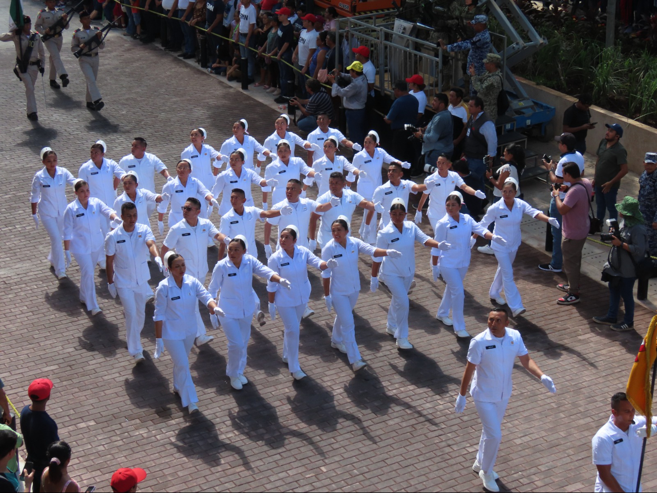 Enfermeros también formaron parte del desfile en Mérida Enfermeros también formaron parte del desfile en Mérida