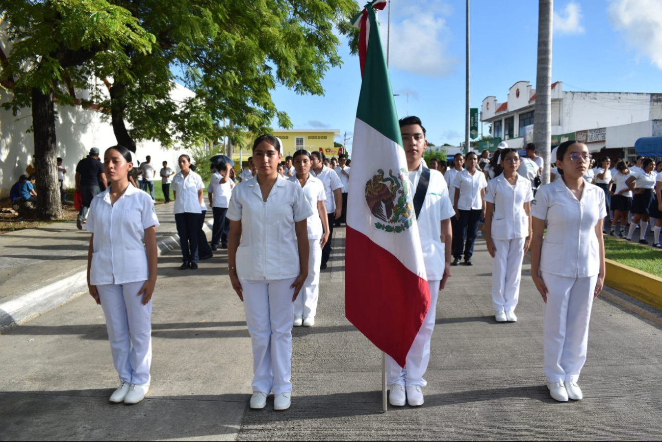 Estudiantes hicieron presencia en el desfile Estudiantes hicieron presencia en el desfile