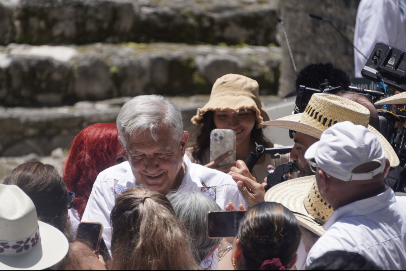 Jóvenes y adultos mayores de comunidades cercanas arroparon al Presidente. ( Jóvenes y adultos mayores de comunidades cercanas arroparon al Presidente. (