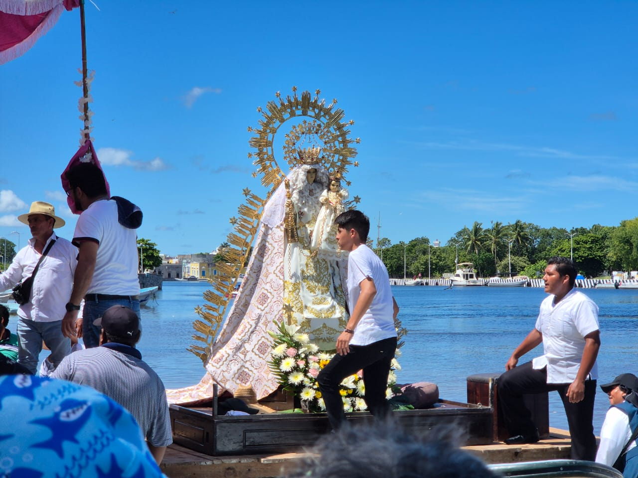 La imagen de la Virgen fue paseada por el río y las costas, acompañada por feligreses en embarcaciones y a pie La imagen de la Virgen fue paseada por el río y las costas, acompañada por feligreses en embarcaciones y a pie