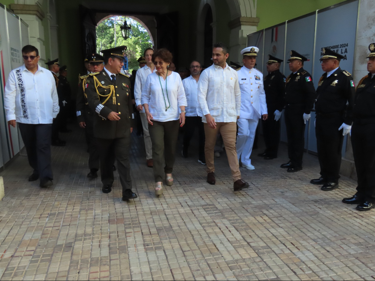 María Fritz encabezó la ceremonia en la Plaza Grande María Fritz encabezó la ceremonia en la Plaza Grande