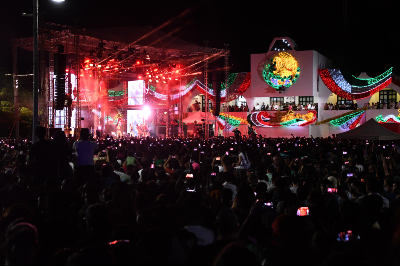 Más de 20 mil personas abarrotaron la Plaza de la Reforma en Cancún para dar el grito