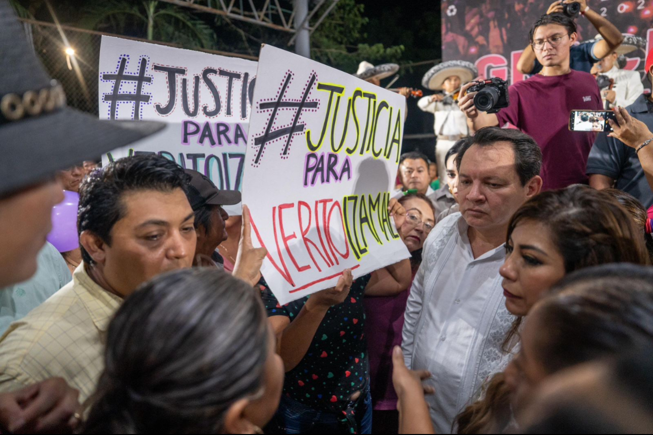 Joaquín Díaz Mena  atiende a familiares de una mujer, presunta víctima de feminicidio en Izamal