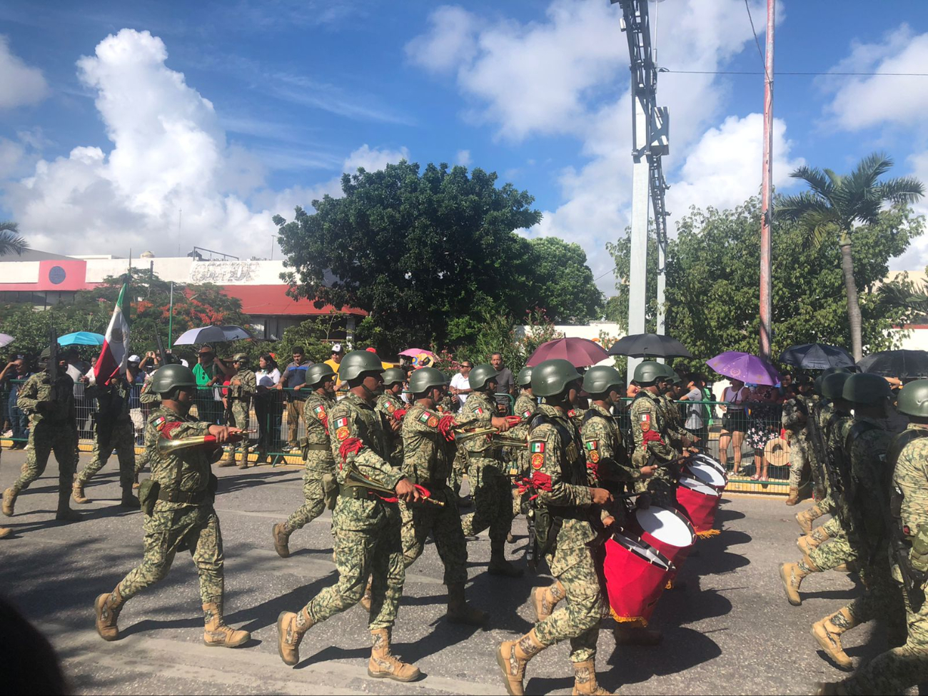 Se realiza el desfile en conmemoración al 16 de septiembre en Cancún