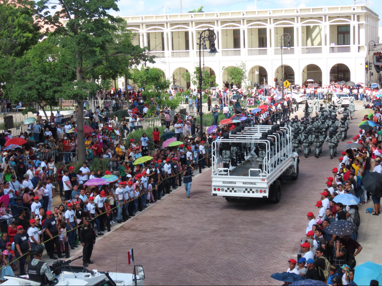 Un gran número de asistentes se registró en el Desfile Cívico-Militar en Mérida Un gran número de asistentes se registró en el Desfile Cívico-Militar en Mérida