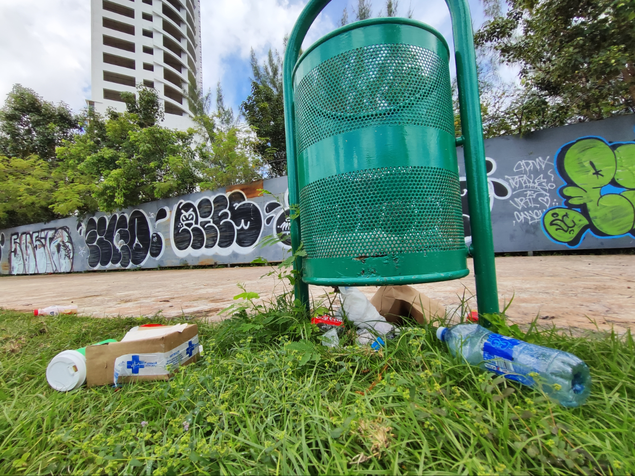 A pesar de la jornada de limpieza de hace unos meses, el Malecón vuelve a estar repleto de basura A pesar de la jornada de limpieza de hace unos meses, el Malecón vuelve a estar repleto de basura