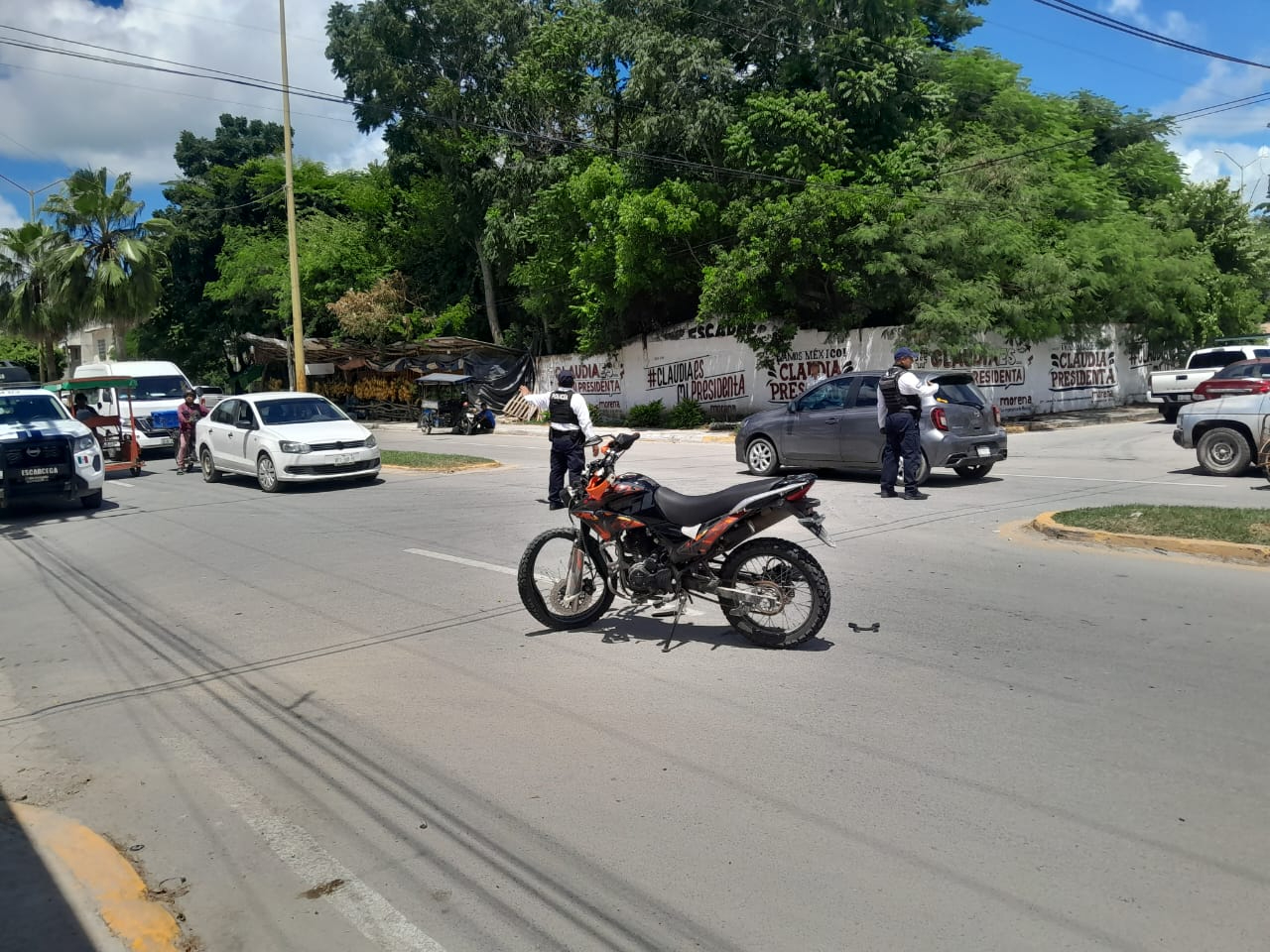 El conductor del automóvil no realizó su alto obligatorio, causando el choque El conductor del automóvil no realizó su alto obligatorio, causando el choque