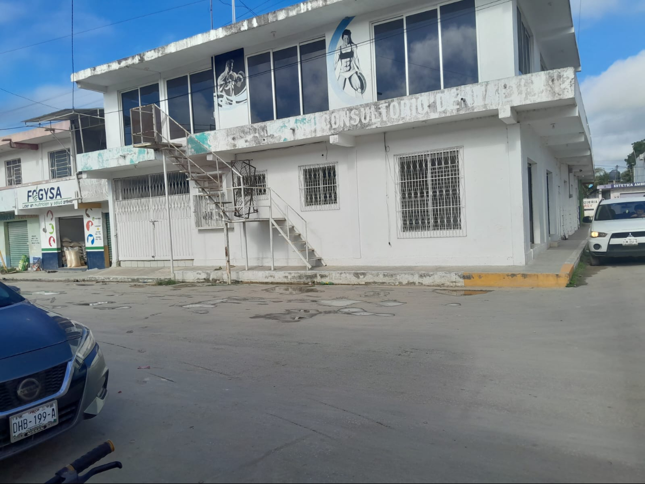 En Escárcega, vecinos exigen retirar escalera que obstruye una banqueta   