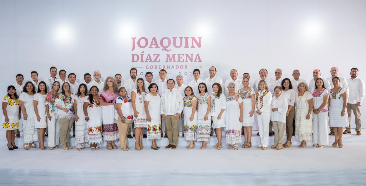 Joaquín Díaz Mena comparte una foto con integrantes de su gabinete ampliado