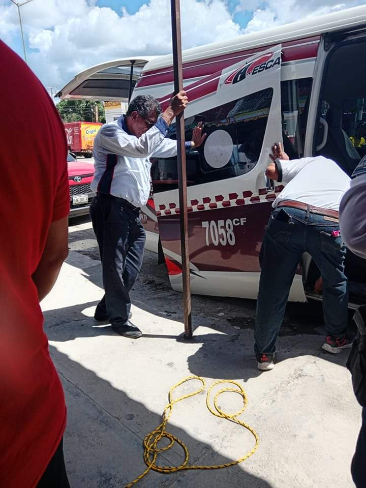 La puerta de la combi se descolgó La puerta de la combi se descolgó