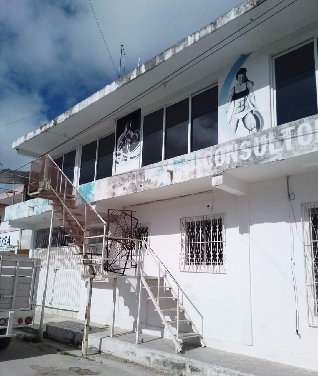 Los vecinos exigen que se retire la escalera para prevenir accidentes y proteger los derechos de los transeúntes Los vecinos exigen que se retire la escalera para prevenir accidentes y proteger los derechos de los transeúntes