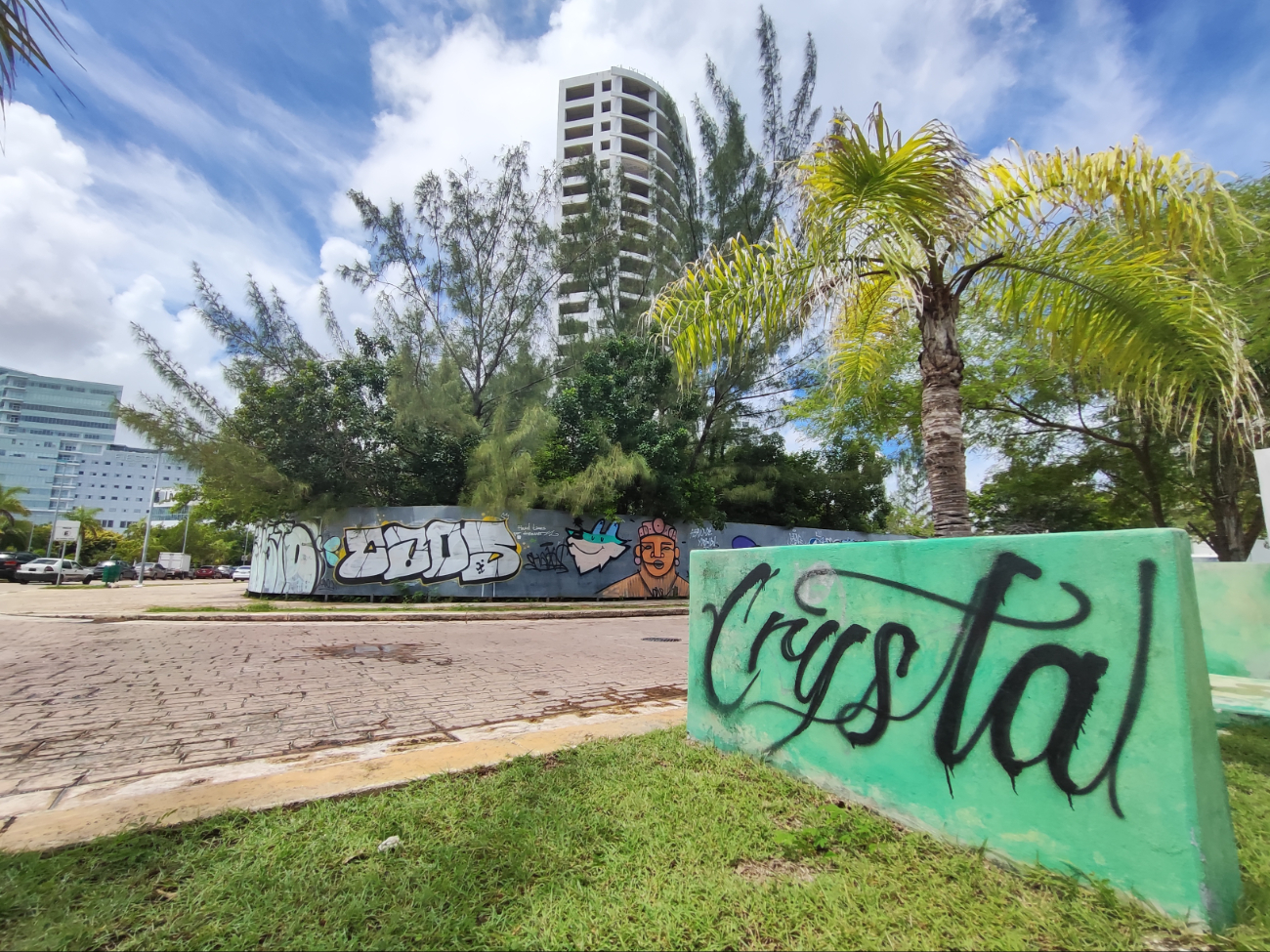 Malecón Tajamar de Cancún, entre la basura y vandalismo tras su abandono 