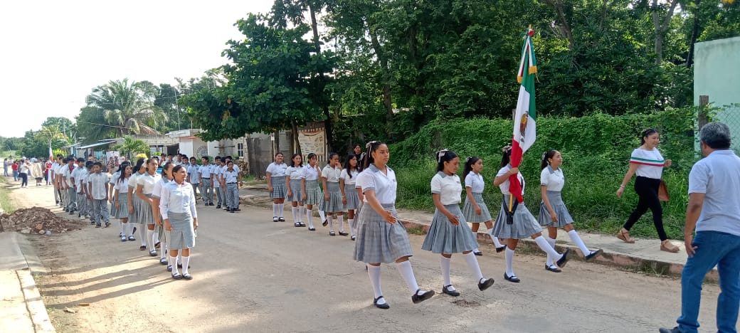 Más de tres mil estudiantes caminaron por las principales calles de Champotón Más de tres mil estudiantes caminaron por las principales calles de Champotón