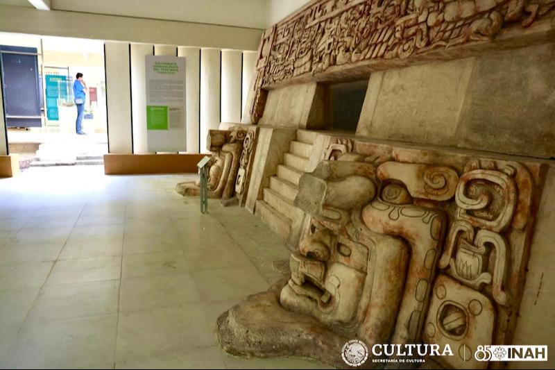 Se encuentra la vasija estilo Paaktzatz con la figura al pastillaje del dios del maíz Se encuentra la vasija estilo Paaktzatz con la figura al pastillaje del dios del maíz