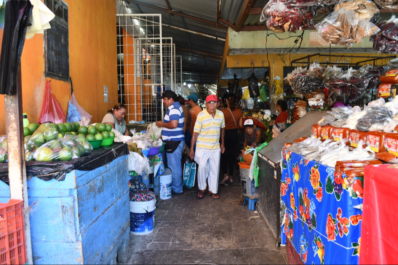 También despidieron a su esposo, Pedro Cú Rosado, y le quitaron su local de pescados y mariscos También despidieron a su esposo, Pedro Cú Rosado, y le quitaron su local de pescados y mariscos