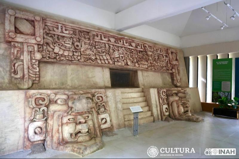 También se observan las réplicas de dos obras relevantes También se observan las réplicas de dos obras relevantes