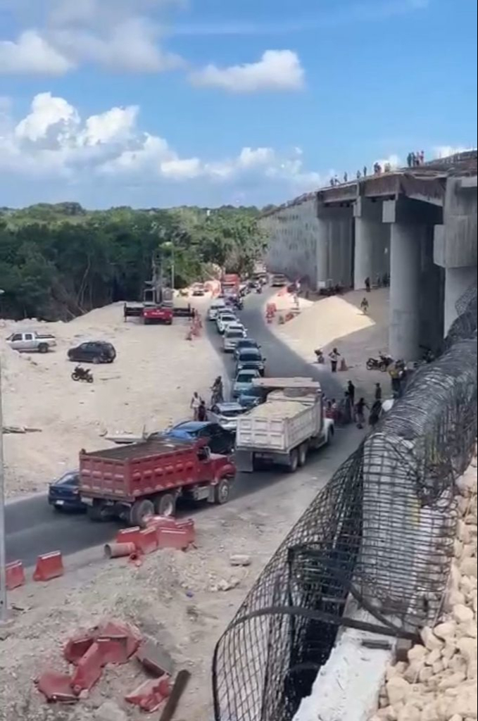 Trabajadores bloquean tramo Chetumal - Huay Pix por falta de pagos Trabajadores bloquean tramo Chetumal - Huay Pix por falta de pagos