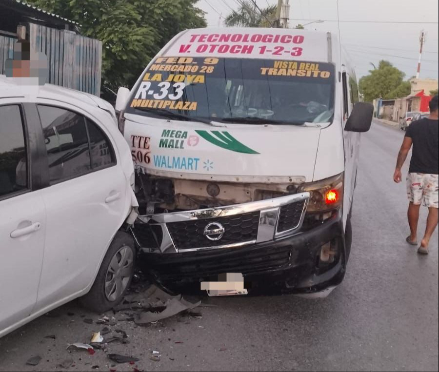 Una combi logró chocar contra un coche estacionado debido al exceso de velocidad Una combi logró chocar contra un coche estacionado debido al exceso de velocidad