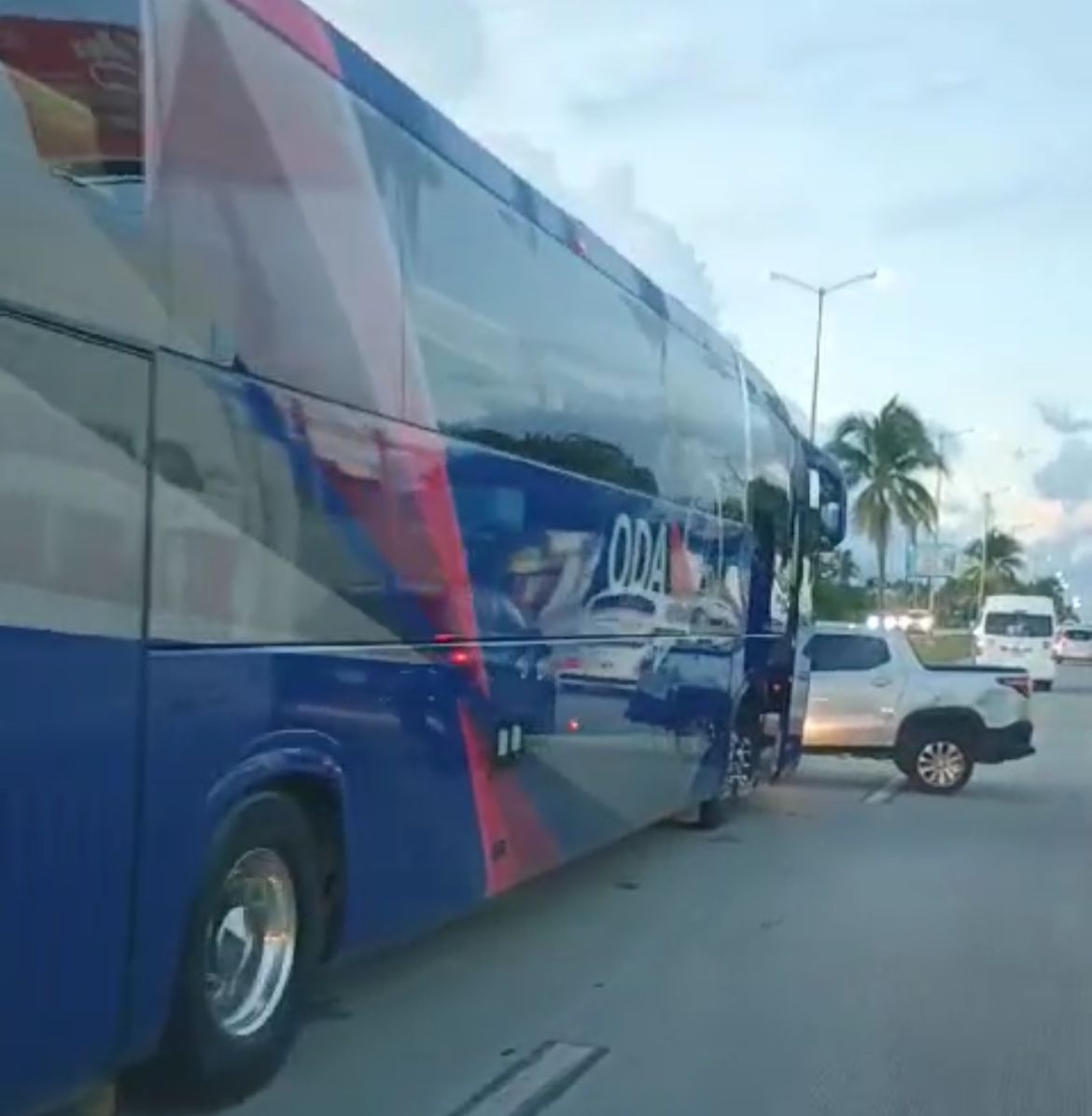 Uno de los accidentes involucró a un autobús y una camioneta Uno de los accidentes involucró a un autobús y una camioneta