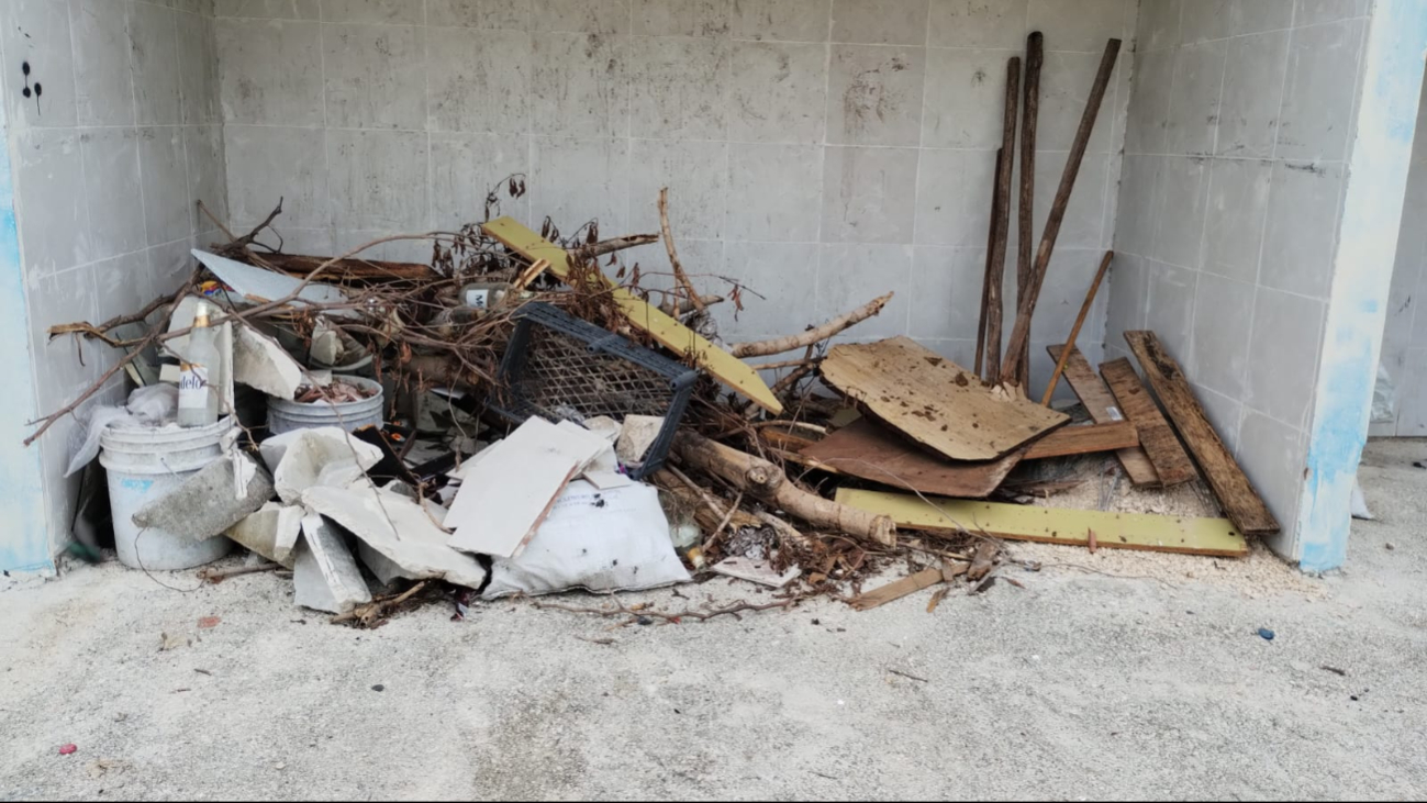 Ante la falta de compromiso de los servicios de recolecta de basura, deshechos abundan a lo largo de distintas zonas de Villas del Sol. Ante la falta de compromiso de los servicios de recolecta de basura, deshechos abundan a lo largo de distintas zonas de Villas del Sol.