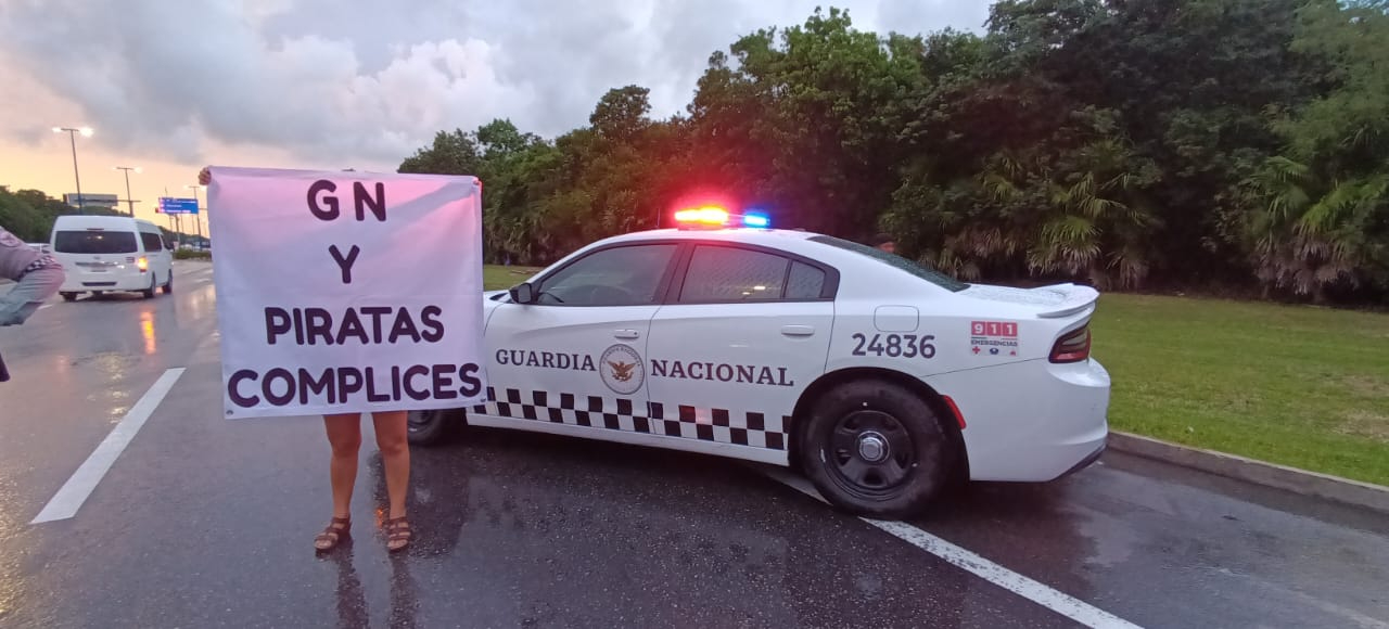Conductores de Uber en Cancún se manifiestan en contra de la Guardia Nacional y hacia los denominados taxis "piratas".