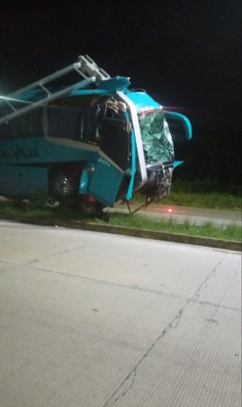 Dentro del autobús no se encontraban pasajeros, solo el conductor Dentro del autobús no se encontraban pasajeros, solo el conductor