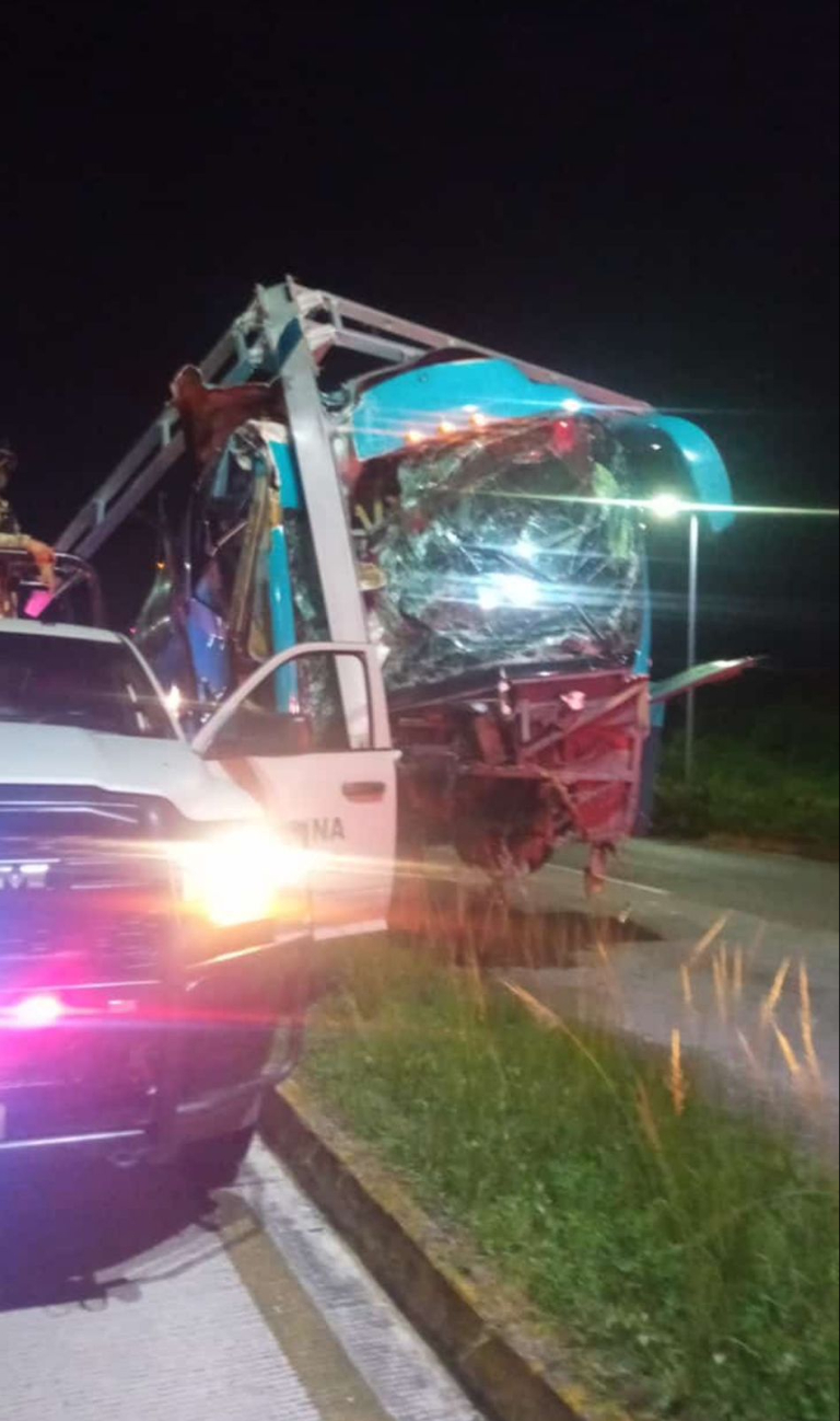 El conductor quedó prensado debido al impacto en la parte de enfrente del autobús El conductor quedó prensado debido al impacto en la parte de enfrente del autobús
