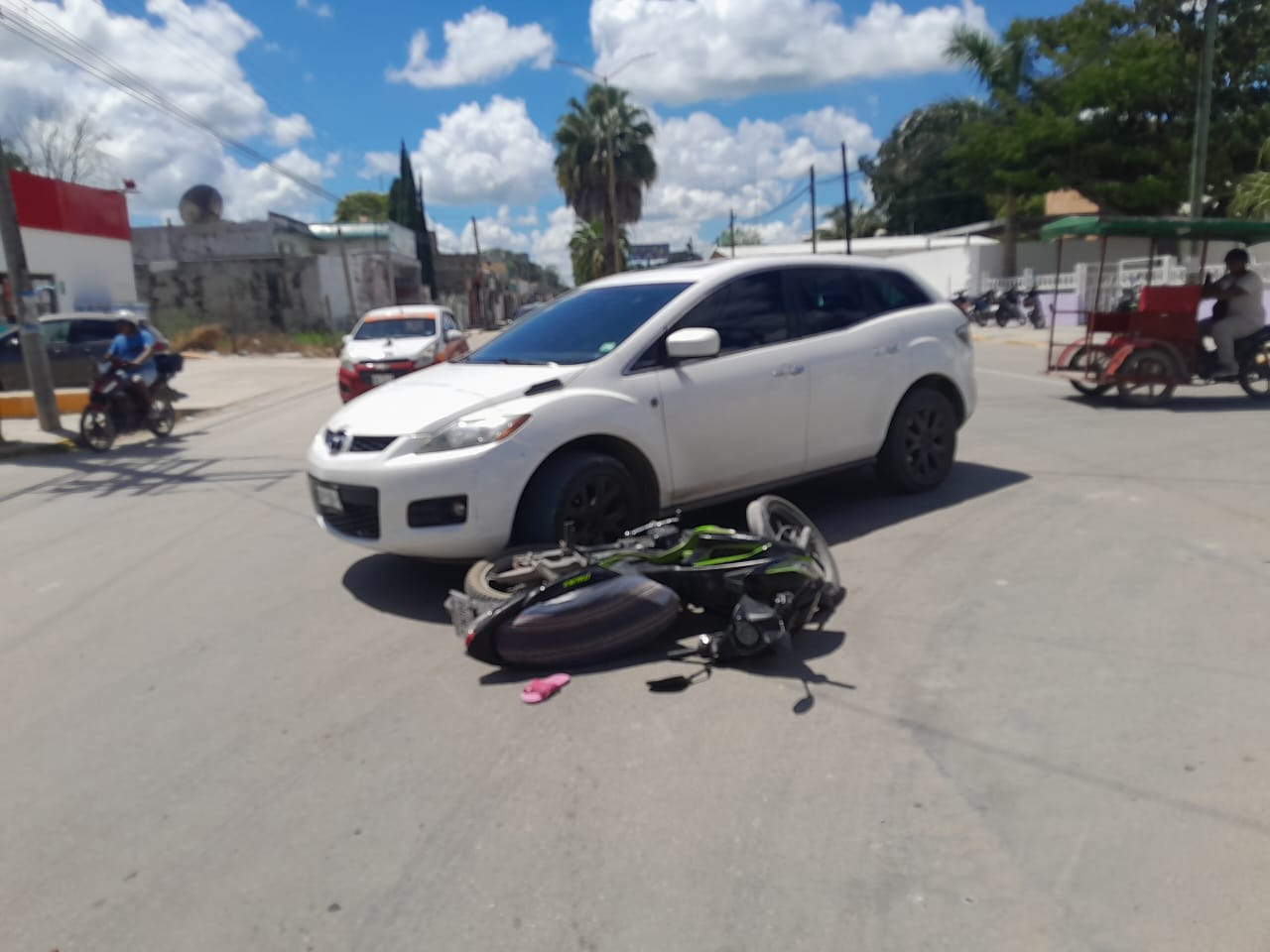 En Escárcega, mujer motociclista  choca contra camioneta y termina en el hospital 