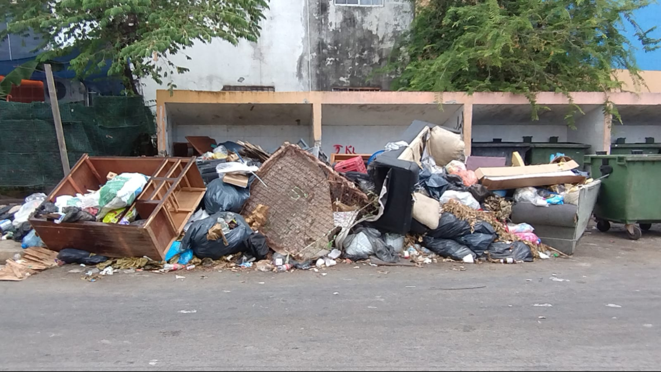 La privada Espátulas entre calle Azulejos es una de varias privadas de Villas del Sol que sufren del exceso de basura. La privada Espátulas entre calle Azulejos es una de varias privadas de Villas del Sol que sufren del exceso de basura.