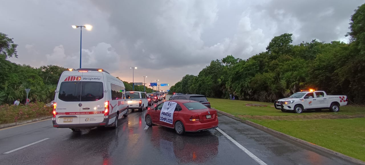 Manifestantes protestaron de manera pacífica en la entrada del Aeropuerto Internacional de Cancún. Manifestantes protestaron de manera pacífica en la entrada del Aeropuerto Internacional de Cancún.