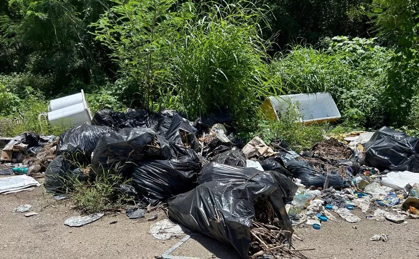 La tira de basura puede presentar un problema de salud para los residentes del área. La tira de basura puede presentar un problema de salud para los residentes del área.