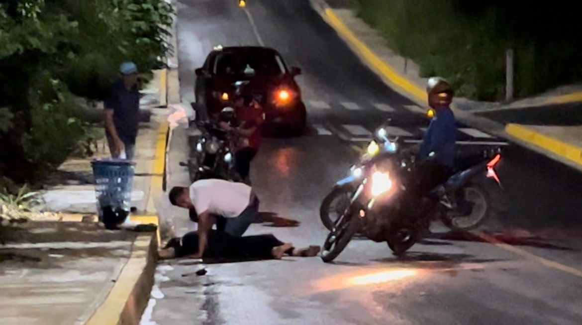 Testigos aseguraron que se golpeó con la banqueta Testigos aseguraron que se golpeó con la banqueta