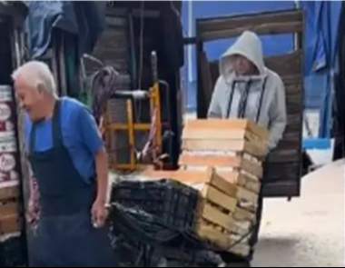 Abuelito sorprende en redes al trabajar como diablero en la Central de Abasto; hijas lo reconocen Abuelito sorprende en redes al trabajar como diablero en la Central de Abasto; hijas lo reconocen