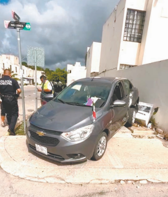 Accidente entre combi y un vehículo causan daños a un muro de una vivienda en Playa del Carmen Accidente entre combi y un vehículo causan daños a un muro de una vivienda en Playa del Carmen
