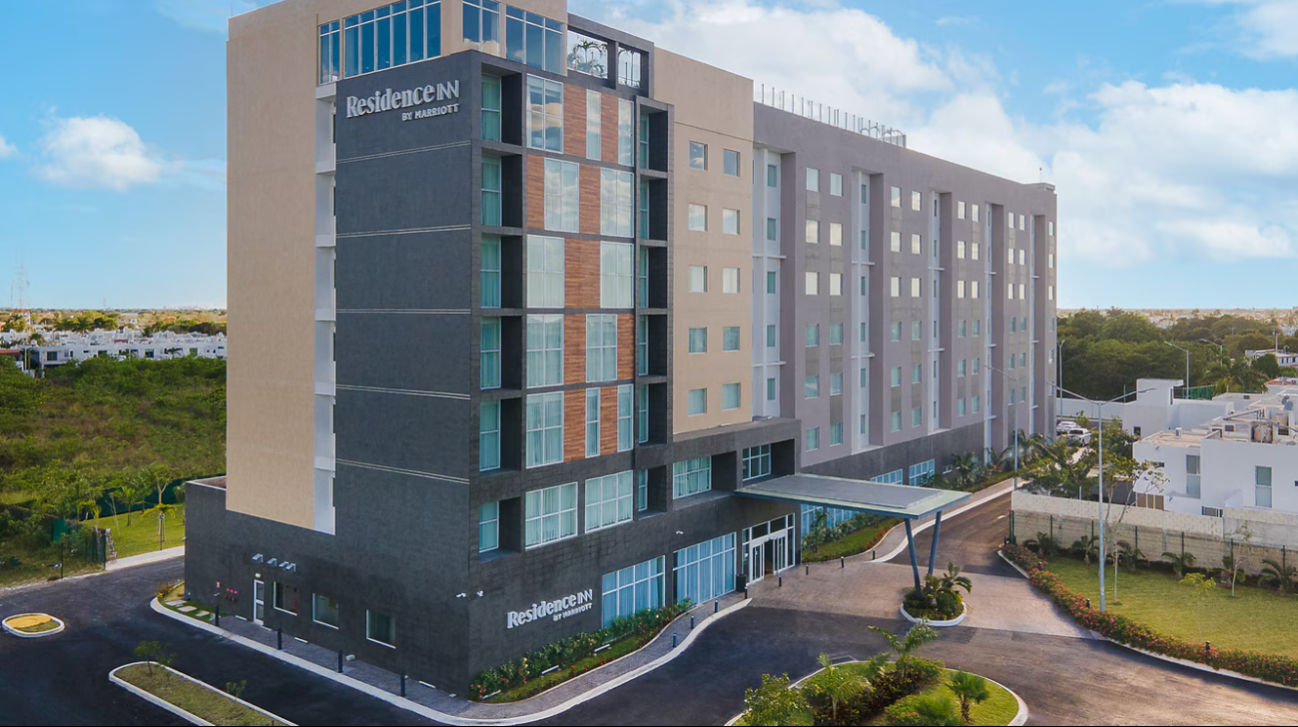 Autoridades mantienen acordonado el Hotel Residence Inn al Norte de Mérida Autoridades mantienen acordonado el Hotel Residence Inn al Norte de Mérida