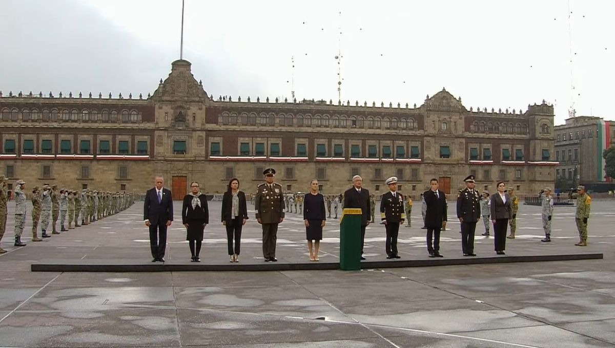 Izamiento de bandera en memoria de las víctimas de los sismos de 1985 y 2017
