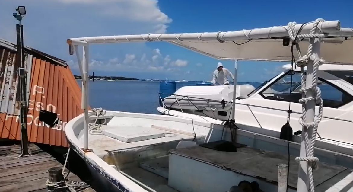 Los tres pescadores que iban en la embarcación cayeron debido al impacto Los tres pescadores que iban en la embarcación cayeron debido al impacto