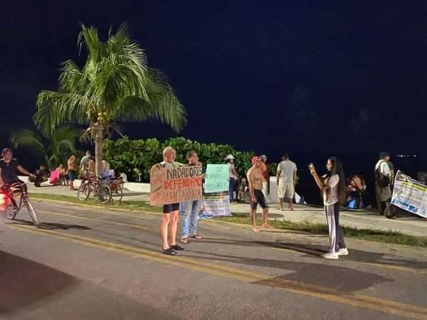 Ambientalistas se manifiestan contra la privatización de  la playa "Villa Blanca"  de Cozumel