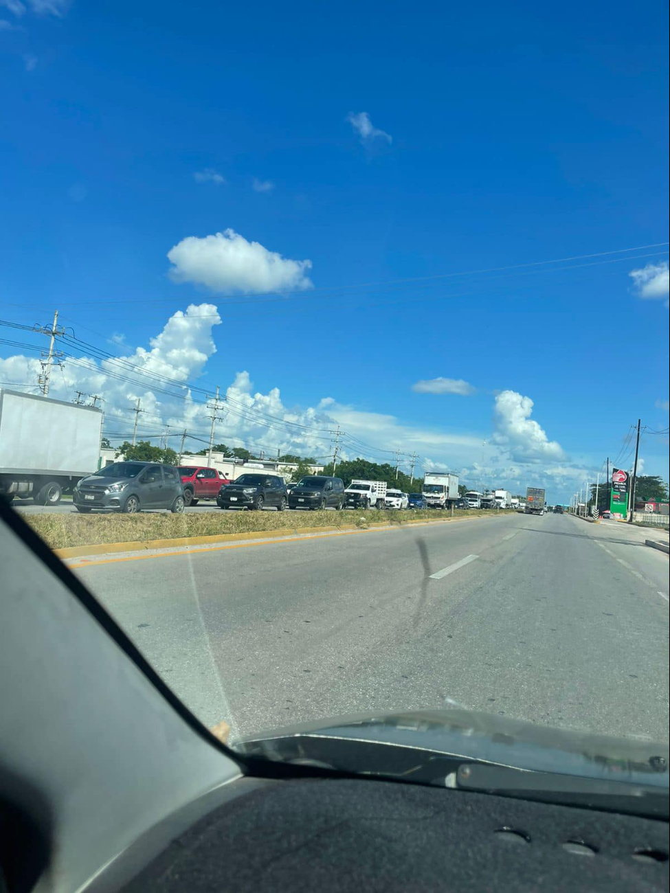 Se han formado largas filas de autos en la carretera Mérida-Cancún Se han formado largas filas de autos en la carretera Mérida-Cancún