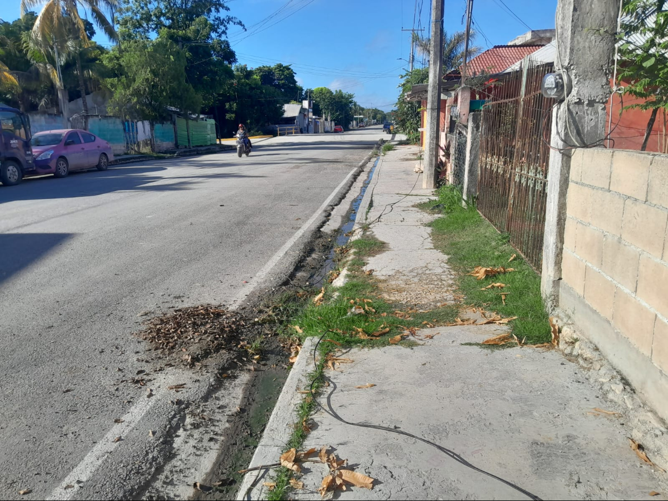 Un camión volquete con exceso de material enganchó y reventó un cable de mediana tensión de la CFE Un camión volquete con exceso de material enganchó y reventó un cable de mediana tensión de la CFE