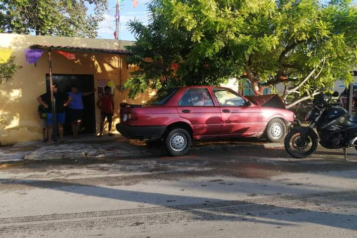 Vecinos auxiliaron al conductor y solicitaron la presencia de las asistencias médicas Vecinos auxiliaron al conductor y solicitaron la presencia de las asistencias médicas