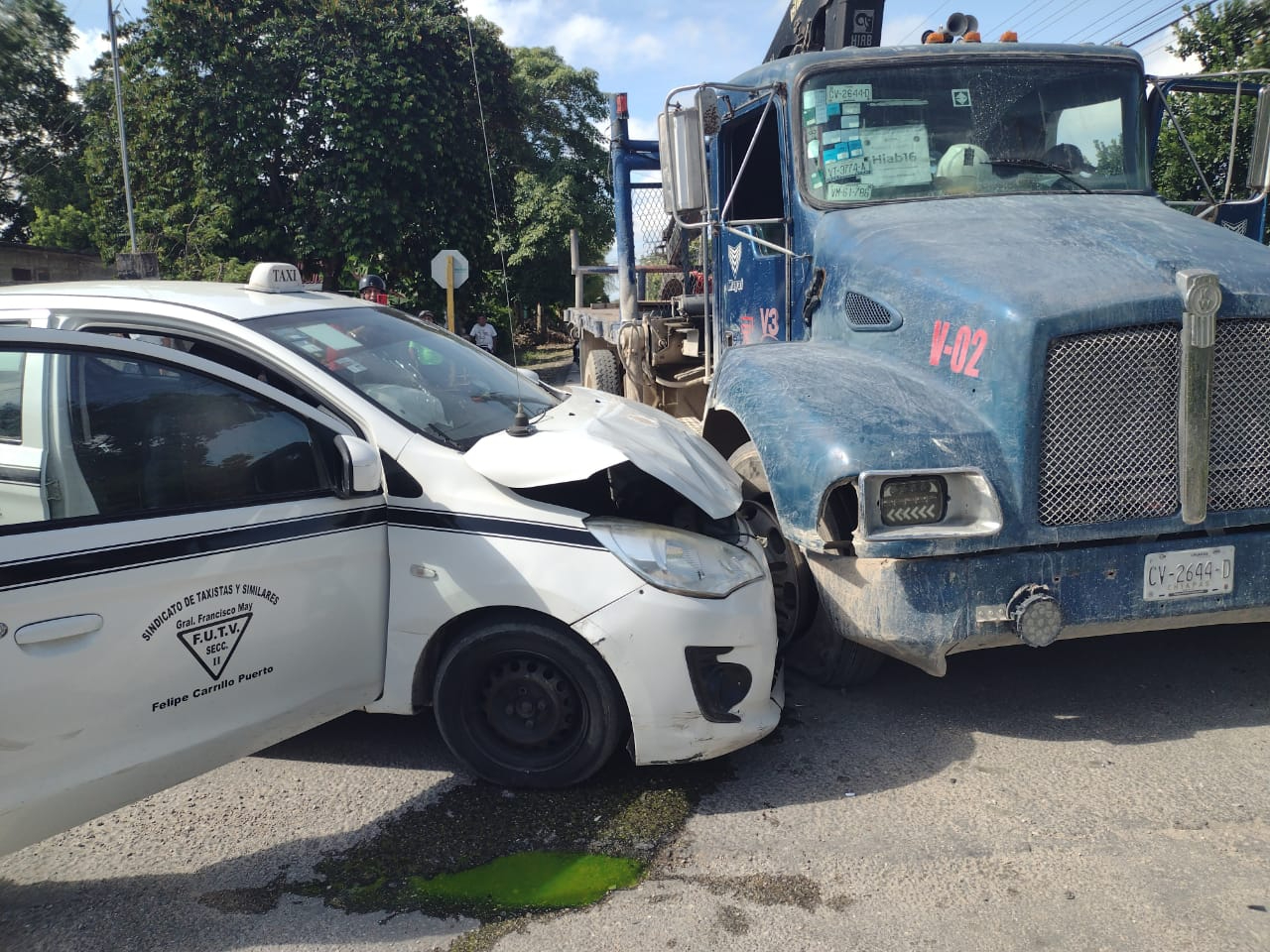 Brutal choque entre grúa y taxi deja una persona lesionada en Felipe Carillo Puerto Brutal choque entre grúa y taxi deja una persona lesionada en Felipe Carillo Puerto