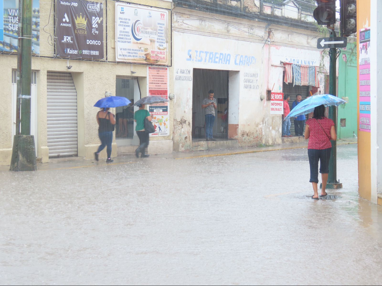 Lluvias causan inundaciones en calles del Centro de Mérida