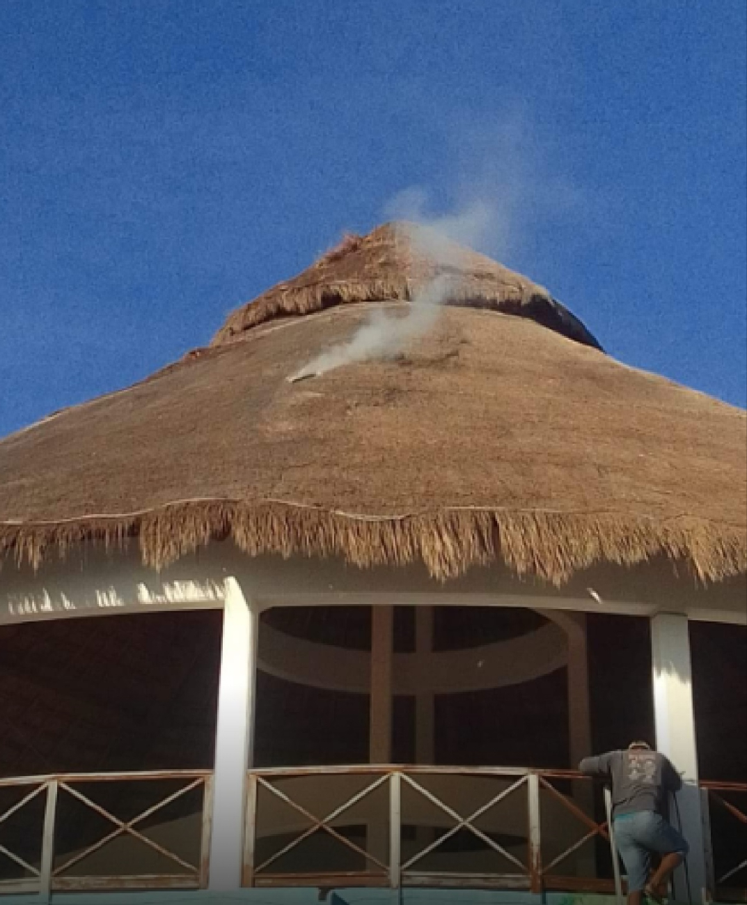 Debido a un corto circuito, el techo de las palapa comenzó a incendiarse Debido a un corto circuito, el techo de las palapa comenzó a incendiarse