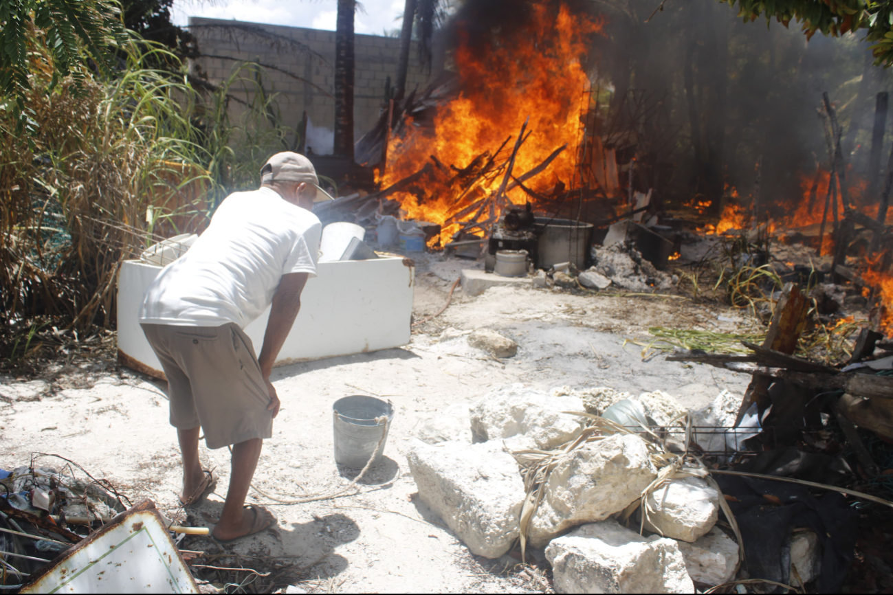 El dueño del predio y vecinos lograron sofocar el fuego con arena El dueño del predio y vecinos lograron sofocar el fuego con arena