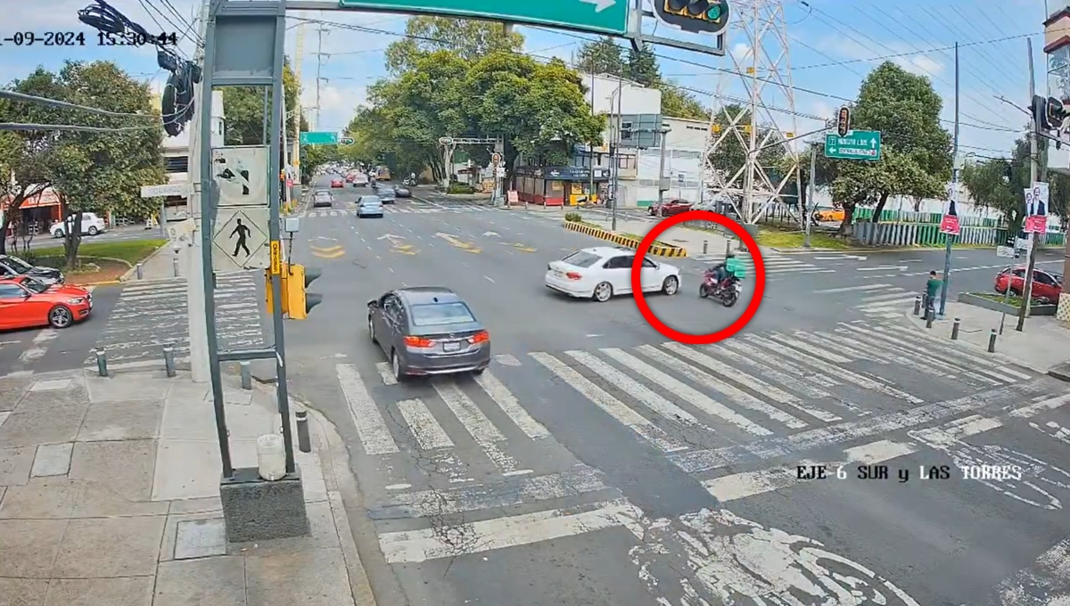 Captan el momento en que un motociclista ‘sale volando’ luego de ser atropellado en la CDMX: VIDEO