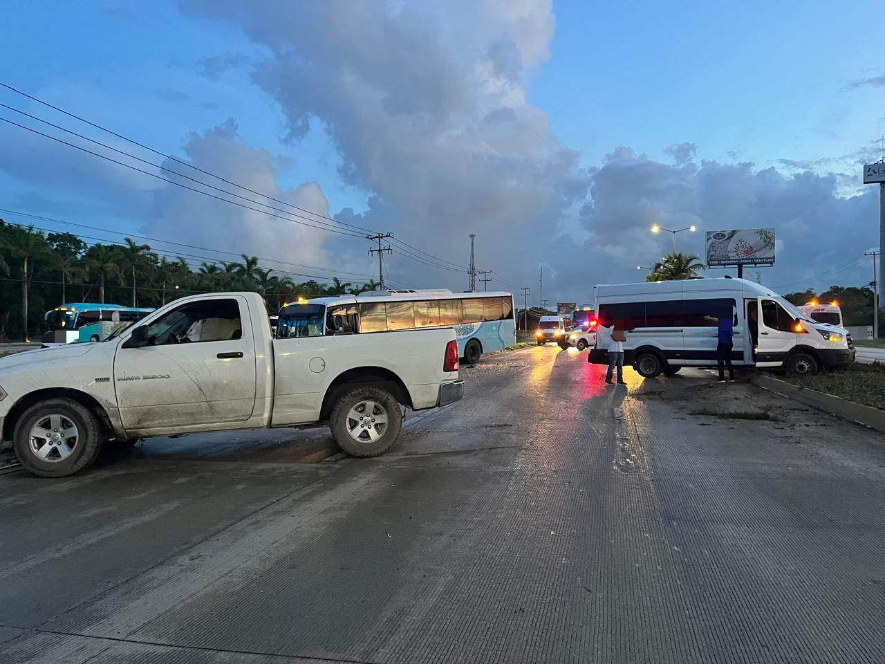 El primer accidente fue causado por una van El primer accidente fue causado por una van