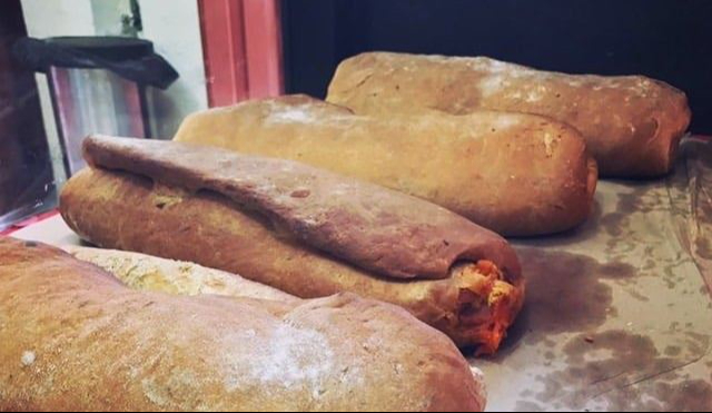 Es como un pan francés relleno de jamón y queso Es como un pan francés relleno de jamón y queso